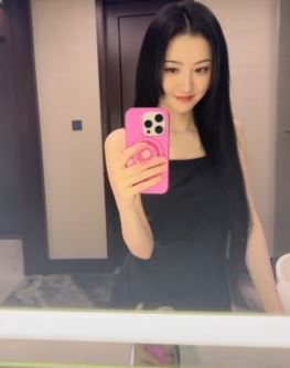 演员景甜分享甜美长发造型，拿起手机对镜自拍满满好状态！
