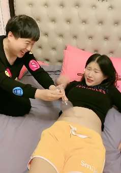 女子恶搞闺蜜帮其拔火罐结果瓶子拔不下来了