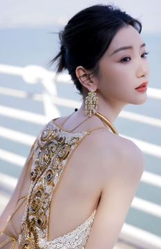 演员毛晓彤玩变装,性感露背长裙真的很nice 网友:太美太迷人啦