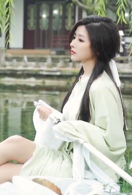 小姐姐「夏天」穿古装持剑闯江湖,网友:你不用拿剑都可以伤人心