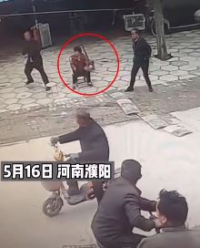 大妈神反应躲避电动车