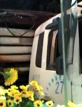 重庆一辆环卫车疑因刹车失灵撞进金店