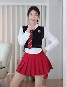 网红小姐姐「圣帝吖」女高穿搭居家浅跳 网友：百看不厌