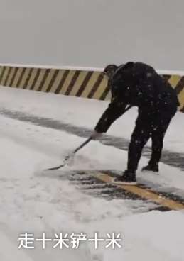 山西发布暴雪红色预警 乡宁县1小时积雪半个手掌厚