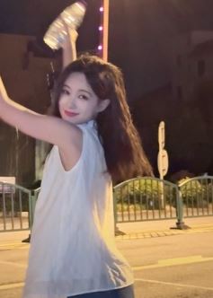 演员李一桐分享夜晚户外浪漫随拍,这种感觉倍儿爽!