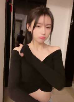 小姐姐玩越南鼓卡点舞,表情丰富手势轻快必须给个赞!