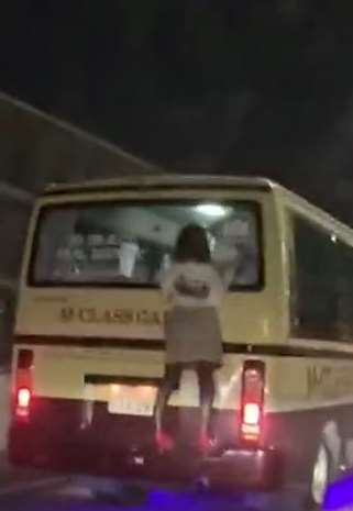 短裙少女趴车尾惊呆路过司机