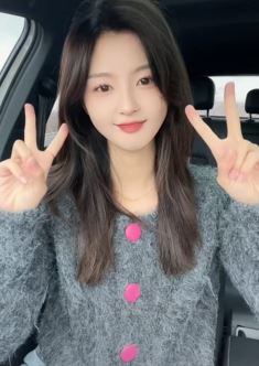 山东小姐姐「小李同学」潮流穿搭车内分享甜甜手势舞