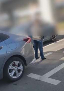 长春一大妈车没来人占公共车位急坏小伙