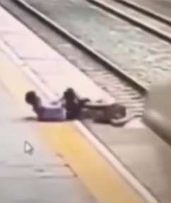 生死一瞬间,为这位勇敢救人的铁路工作人员致敬!