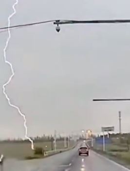 男子目击巨型闪电击中地面 离他只有百米远