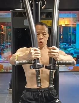 7旬老人坚持健身40载 参加健美赛获奖