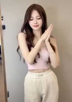 杭州小姐姐「小软妹妹」露腰穿搭居家跳下个路口见手势舞