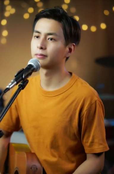 帅气小伙翻唱beyond经典歌曲《冷雨夜》