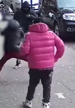 纽约街头2男子持枪火拼 路人吓得四处逃窜