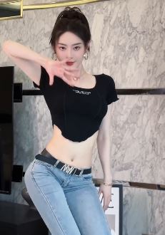 漂亮小姐姐「以沫」露腰穿搭浅跳洗手舞  网友:人间极品尤物
