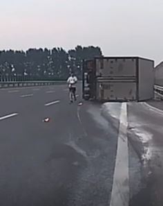 厢式货车高速侧翻起火 热心男子停车救人协助灭火