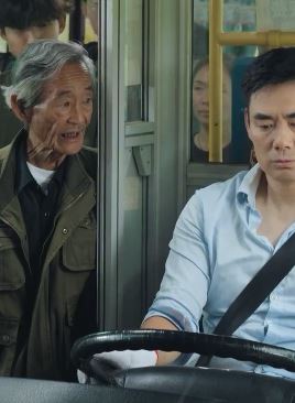 陈翔六点半:公交车上想放屁又不想被听见,试试这个小技巧!