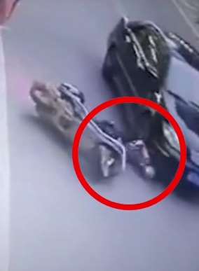 小轿车撞倒骑摩托车，男子头部遭碾压