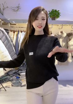 这个小姐姐是越看越好看 网友:精致的女人!