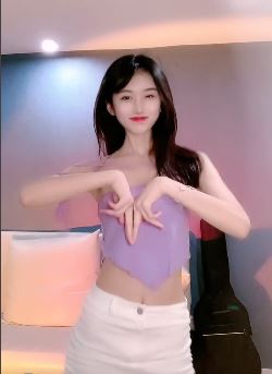 小姐姐穿吊带+短裙性感热舞 身材好长得还漂亮惹人爱!