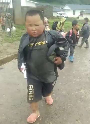 搞笑：幼儿园扛把子，这走路气场就是不一样！