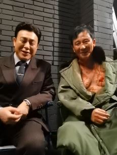 演员赵毅分享拍戏现场花絮，戏中被发小(张颂文)打的遍体鳞伤