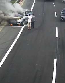 奥迪行驶中突然自燃,瞬间成空壳!