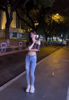 动人小姐姐「六一」穿破洞牛仔裤夜晚街头秀身材 网友:马甲线好看
