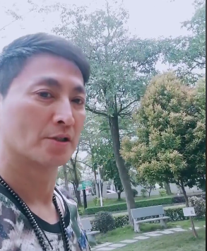 很长时间没有看到何家劲了,没想到他在这里出现。