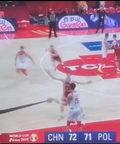 周琦第四节发球失误 中国76:79不敌波兰