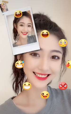可爱至极!漂亮小姐姐上演表情包模仿秀!