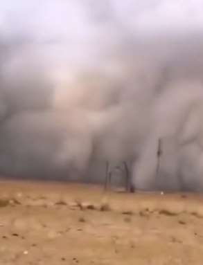 青海格尔木突发沙尘暴 整个天都黑了能见度不足50米