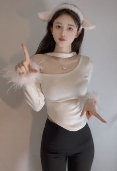 甜美小姐姐「小云朵要开心」纯欲穿搭居家浅跳 网友：越看越失眠