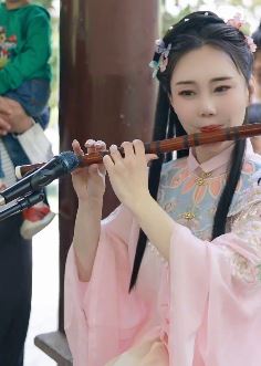 小姐姐公园吹笛子演奏《渡情》被大爷大妈围观，网友：曲美人更美！