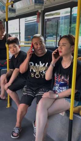 网红龙哥公交车上撩妹占小便宜被扇耳光