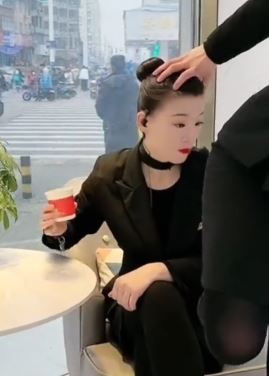 珠宝店女员工搞笑日常:扭过头来,闻一闻!