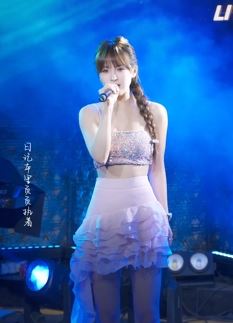 网红歌手「陈饼饼」纯欲穿搭翻唱经典老歌《记事本》 网友:循环半个多小时没听腻