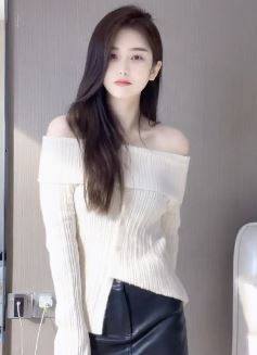 甜美小姐姐「丞丞」露肩毛衣搭皮裙迷死人,网友:甜到我心里面去了!