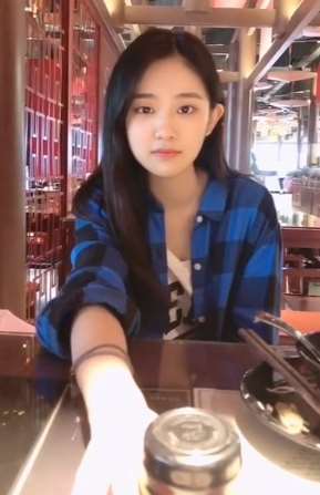 快手潘大甜短视频，吃饭结帐时发现被哥骗，原来变魔术是假，AA制是真！