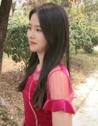 大山里的小姐姐 长相甜美又可爱