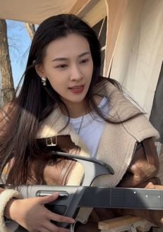 演员丁笑滢户外露营秀才艺，吉他弹奏歌曲《安和桥》