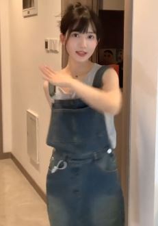 甜美小姐姐「鲸鱼蓝」穿背带裙居家浅跳  网友:这样的女生谁能不爱