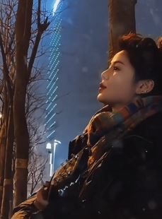 歌手花姐雪天户外弹唱《爱情的故事》 歌声给人一种很治愈的感觉