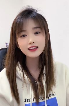甜美小姐姐「我叫耿耿」玩唱歌对口型 网友:最美的歌配最美的你