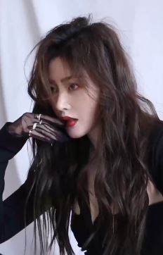 张天爱清冷御姐时尚大片上热搜 网友：真的忍不住想点赞