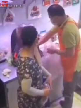 女子趁店主不备偷烤鸭塞裤裆