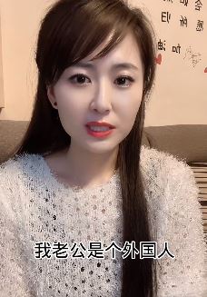 美女搞笑对嘴型:我的外国老公!去寿衣店买花笑掉牙!