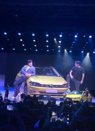 沈腾来做车模了，这pose摆的太有魅力了！