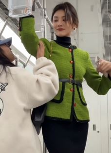 长腿小姐姐「高不冷」分享地铁随拍,配文:够不到把手可以够我!